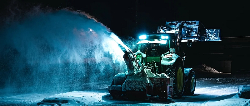 Traktor som freser snø